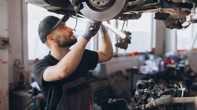 Salidas profesionales de un mecánico: ¿qué opciones existen más allá del taller?